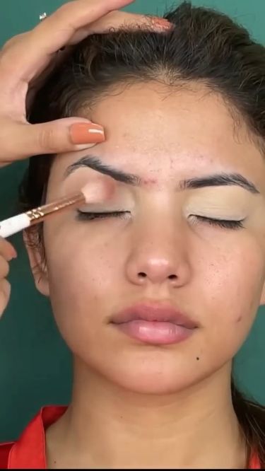 Puffy Eyes Makeup, Bride Eye Makeup, Makeup Artist Working, Indian Eye Makeup, Simple Bridal Makeup, Wedding Bridal Makeup, Makeup For Small Eyes, Bridal Makeup Videos, Bridal Makeup Tutorial