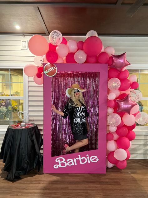 Barbie Box With Balloons, Barbie Packaging, Dorm Door Decorations, Dorm Door, Barbie Party Decorations, Golf Events, Barbie Box, Barbie Birthday Party, Barbie Theme