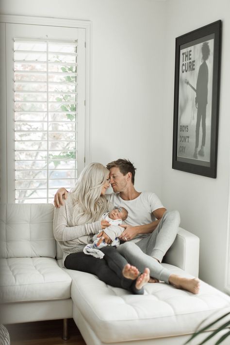 Newborn Photoshoot With Parents, Military Family Photography, Twin Baby Photos, Baby Boy Newborn Photography, Lifestyle Newborn Photos, Baby Fotografie, Newborn Family Photography, Newborn Family Photos, Natural Newborn