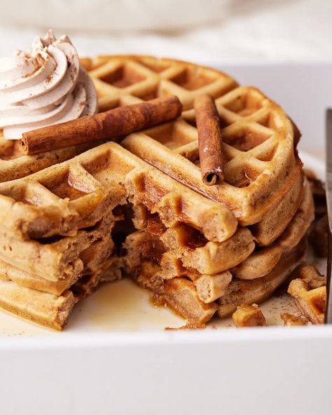 Cinnamon Waffles Recipe, Waffles Brunch, Apple Cinnamon Waffles, Weekend Breakfast Recipes, Cinnamon Whipped Cream, Easy Waffle Recipe, Cinnamon Waffles, Banana Waffles, Thanksgiving Breakfast