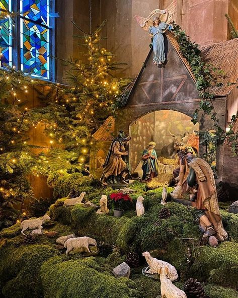 CHRISTMAS IN ALSACE WITH CAROLINE – Charlotte sy Dimby Nativity Displays Ideas, Christmas Navity Scene Ideas, Christmas Belen Design, Large Nativity Scene Display Indoor, Navity Scene Ideas Diy, Navity Scene Display, Crib For Christmas, Crib Ideas Christmas, Crib Ideas Christmas Diy