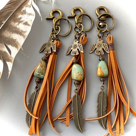 Purse Charms Ideas, Western Purse Jewelry, Diy Purse Charms, Purse Charms Diy How To Make, Handmade Turquoise Tassel Earrings, Western Bead Keychain, Western Beaded Keychain, Western Tassel Purse, Tassen Hanger