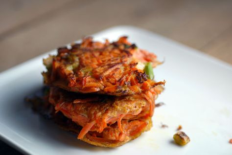 carrot scallion latkes Scallion Pancake Recipe, Latkes Recipe, Sweet Potato Carrot, Carrot Cakes, Lunch Box Bento, Grain Free Recipes, Primal Paleo, Vegetarian Paleo, Healthy Ingredient