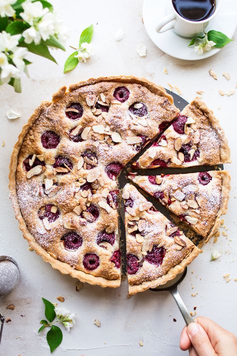 Raspberry bakewell tart is a healthier take on this summer classic. It's easy to make and vegan. Gluten-free and refined sugar-free versions included too. Frangipane Tart, Bakewell Tart, Raspberry Almond, Desserts Vegan, Vegan Dessert Recipes, Vegan Treats, Vegan Cake, Vegan Sweets, Tart Recipes