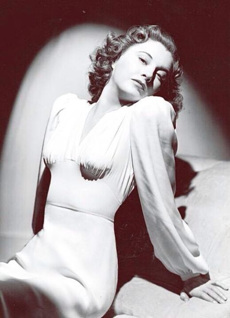 Barbara Stanwyck Iconic Beauty, Fritz Lang, Barbara Stanwyck, Movie Clips, Hollywood Movie, Hollywood Actress, Classic Actresses, Face Reference, Hollywood Icons