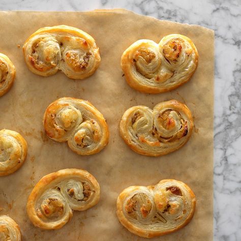 Onion Brie Appetizers Recipe -Guests will think you spent hours preparing these cute appetizers, but they're really easy to assemble, using purchased puff pastry. And the tasty combination of Brie, caramelized onions and caraway is terrific. -Carole Resnick, Cleveland, Ohio Brie Appetizers, Vegetarian Finger Food, Brie Recipes Appetizers, Puff Pastry Recipes Savory, Easy Puff Pastry Recipe, Savory Puff Pastry, Pizza Calzone, Thanksgiving Appetizers Easy, Brie Appetizer