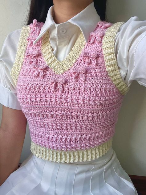 Made by @awchaelsempire on Instagram. Crocheted Top Pattern, Pink Crochet Patterns Free, Korean Crochet Pattern, Types Of Stitches Crochet, Simple Crochet Clothes, Pink Crochet Patterns, Crochet Clothes Cute, Crochet Top Inspiration, Crochet Coquette Ideas