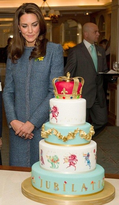 Fortnum and Mason Diamond Jubilee Cake: The Queen of all Cakes, admired by none other than Dutchess Kate! Jubilee Cake, British Party, Bling Cakes, Stilton Cheese, Royal Cakes, Crown Cake, Elisabeth Ii, Fortnum And Mason, Kensington Palace