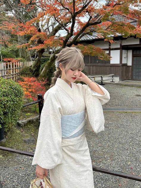 Kimono Poses, Kimono Outfit Japanese, Aesthetic Genshin, Girl With White Hair, Kimono Aesthetic, Japanese Yukata, Traditional Japanese Kimono, Kimono Outfit, Japan Outfit