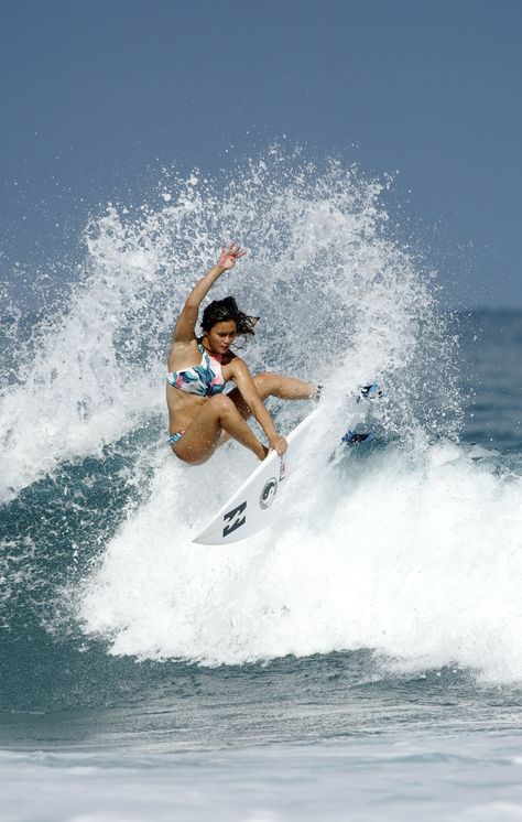 Alessa Quizon making turns on the North Shore Alessa Quizon, Surfing Aesthetic, Surfing Tips, Mavericks Surfing, Female Surfers, Surf Decor, California Surf, Surf Lesson, Surf Life