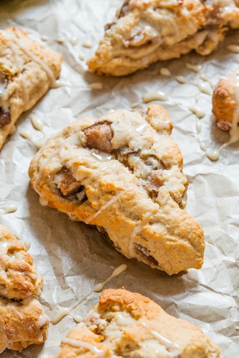 Maple Pear Scones with Maple Glaze Pear Scones, Maple Desserts, Date Scones, Apple Scones, Scones Recipe Easy, Homemade Scones, Scones Recipe, Tea Biscuits, Pear Recipes