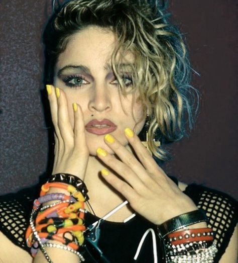 A ogni epoca il suo trucco: gli anni ’80! 1980s Makeup, 80s Madonna, Look 80s, Film Cult, Madonna 80s, Boyfriend Look, 80s Makeup, Yellow Nail, 80s Look