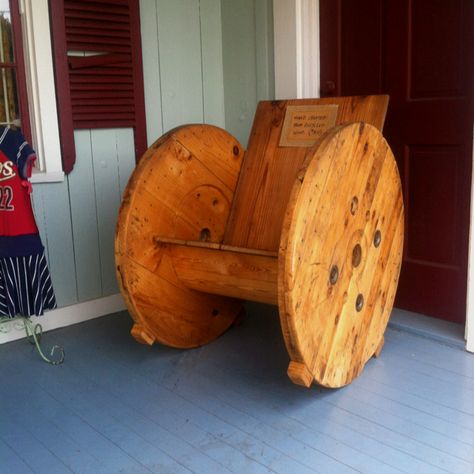 Spool chair! If only I had a giant spool laying around...Oh wait I do!!! Wooden Cable Reel, Wooden Cable Spools, Wooden Spool Projects, Cable Spools, Spool Ideas, Spool Chair, Spool Furniture, Spool Tables, Cable Spool