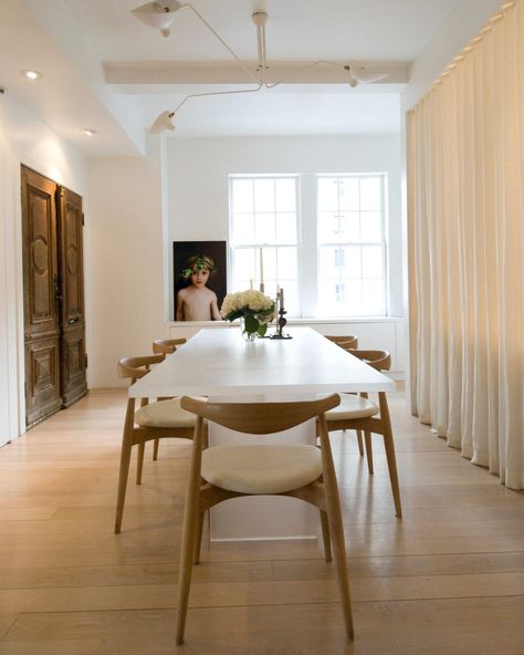 The Elbow Chair’s characteristic steam-bent backrest, crafted from a single piece of solid wood, provides elbow and lower back support and enables a variety of sitting positions. A perfect choice for the dining area in this Manhattan apartment designed by @torigoclub via @suiteny #carlhansenandson #CH20 #ElbowChair #HansJWegner #DanishDesign Dining Room Scandinavian Style, Scandi Dining Table, Eames Lounge Chair Replica, Scandi Dining Room, Scandi Chair, Elbow Chair, Nordic Dining Room, Scandinavian Dining Table, Scandinavian Dining Room