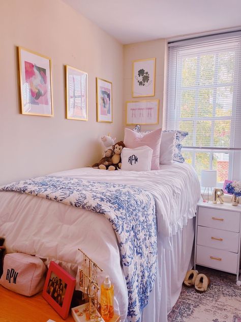 Small Bedroom Ideas College Apartment, Csu Dorm Room Ideas, Toile Dorm Room, Wallpaper In Dorm Room, Dorms Room Ideas, Indiana Dorm Room, Aesthetic Pink Dorm Room, Pink Blue And White Dorm Room, Blue Pink Dorm Room