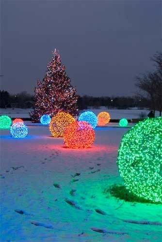 How to Make Christmas Light Balls - Christmas Lights, Etc Blog would love to hang these from the trees in my yard Christmas Light Balls, Light Balls Christmas, Easy Holiday Decorations, Christmas Decor Diy Cheap, Cheap Christmas Diy, Casa Halloween, Christmas Yard, Outdoor Christmas Lights, Ball Lights