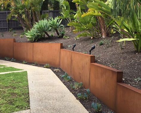 Steelscape Retaining Wall Design 03 - Steelscape Corten Retaining Wall, Mcm Retaining Wall, Modern Retaining Wall Ideas, Rock Retaining Wall Ideas, Yard Retaining Wall Ideas, Corten Steel Retaining Wall, Corten Steel Wall, Sandy Landscape, Sloped Front Yard