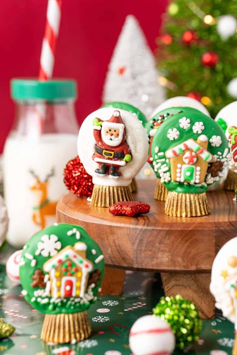 Christmas Oreo Snow Globe Cookies are an edible cookie craft that involves no baking, just dipping and decorating with sprinkles and decorations! A fun family activity that takes just an hour to do! Oreo Snowglobe Cookies, Snow Globe Oreo Cookies, Oreo Ornament Cookies, Cookie Snow Globe, Snowglobe Cookies Christmas, Snow Globe Cookies, Snowglobe Cookies, Oreo Christmas, Globe Cookies