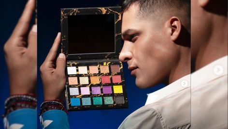 Si aún no lo sigues, debes hacerlo inmediatamente. Él es Luis Torres, el makeup artist mexicano que formó parte del Walk your Worth Paris 2023 Your Worth, Make Up Natural, Paris 2023, Shakira, Cosmopolitan, Makeup Artist, Paris, Makeup, Make Up