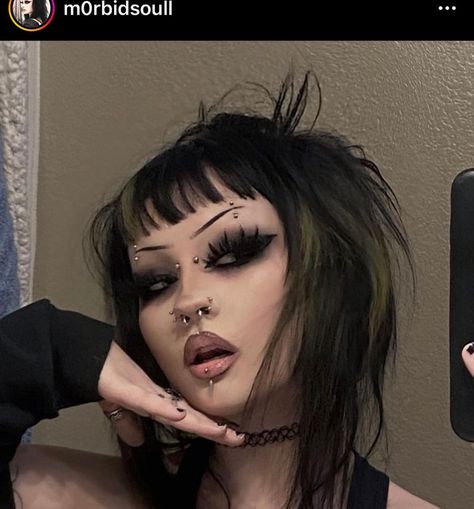 Goth With Piercings, Goth Formal Makeup, Hot Halloween Makeup, Hot Goth Makeup, Dark Makeup Ideas, Gothic Makeup Ideas, Gothic Piercings, Goth Makeup Looks, Goth Eye Makeup