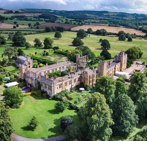 Arlington Row, Bourton On The Water, Manor Garden, English Architecture, European Castles, English Manor, The Cloisters, England And Scotland, Ancient City