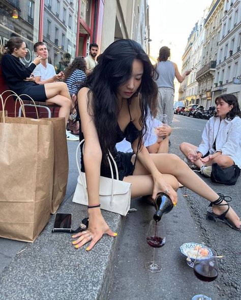 Nicole Aesthetic, Nyc Girl Aesthetic, Women Drinking Wine, Street Girl, Rich Girl Aesthetic, Nyc Girl, Nyc Aesthetic, Rich Girl Lifestyle, Uptown Girl