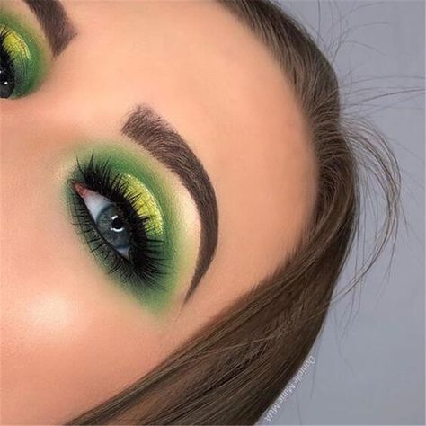 Stunning Christmas Green Eyeshadow Makeup Ideas You Must Know; Green Eyeshadow; Eyeshadow Makeup; Makeup Looks; Makeup Ideas; Christmas Green; Christmas Makeup; Holiday Makeup; Chic Makeup; #christmasmakeup #makeup #makeuplooks #eyemakeup #eyeshadow #greeneyeshadow Green Eyeshadow Look, Eyeshadow Tips, Cute Eyeshadow Looks, Chic Makeup, Green Makeup, Beauty Make-up, Dramatic Makeup, Colorful Eye Makeup, Green Eyeshadow