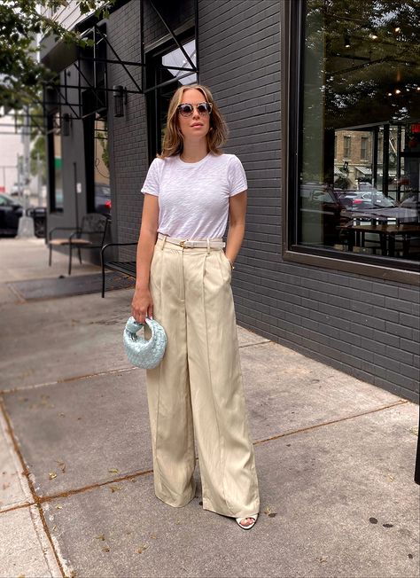 https://www.brooklynblonde.com/a-summer-uniform-linen-pants-and-a-simple-tee/ Carrot Pants Outfit, Beige Linen Pants Outfit, Wide Linen Pants, White Tees Outfit, Linen Pants Style, Brooklyn Blonde, Linen Pants Outfit, White Pants Outfit, Simple Summer Style