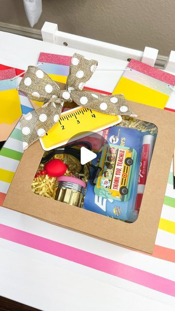 Bianca | Teacher Appreciation gift idea! 🍎✏️This is a quick and easy gift idea to put together for teachers! This would also work for an en... | Instagram Gift Basket Ideas For Teachers, Easy Gift Idea, Ideas Regalo, Teacher Gift Baskets, Teacher Appreciation Gift, Teacher Ideas, End Of The Year, Appreciation Gifts, Easy Gifts