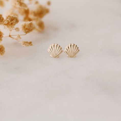 Top G, Earrings Minimal, Seashell Earrings, Minimal Earrings, Shell Jewelry, Hand Written, Gold Filled Jewelry, Gold Style, Jewelry Earrings Studs