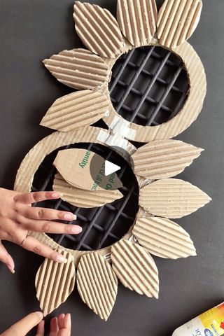 Cardboard Home Decor Diy, Cardboard Box Diy Decor, Paper Bowl Crafts, Card Board Crafts Diy Ideas, Cardboard Crafts Decoration Wall Art, Cardboard Art Projects, Cardboard Craft Ideas, Spring Wreaths For Front Door Diy, Craft With Paper