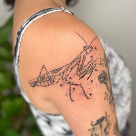 Flying Bug Tattoo, Small Insect Tattoos For Women, Praying Mantis Tattoo Design, Praying Mantis Tattoo Traditional, Bug Tattoo Sleeve, Mantis Tattoo Design, Tiny Praying Mantis Tattoo, Paying Mantis Tattoo, Praying Mantis Drawing Tattoos