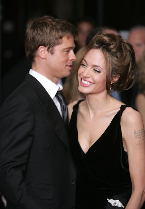 Brad Pitt and Angelina Jolie's Best PDA Moments | Pictures | POPSUGAR Celebrity Photo 12 Angelina Jolie Wedding Dress, Angelina And Brad Pitt, Angelina Jolie Wedding, Celebrity Relationships, Brad And Angie, John Voight, Angelina Jolie 90s, Angelina Jolie Style, Brad And Angelina