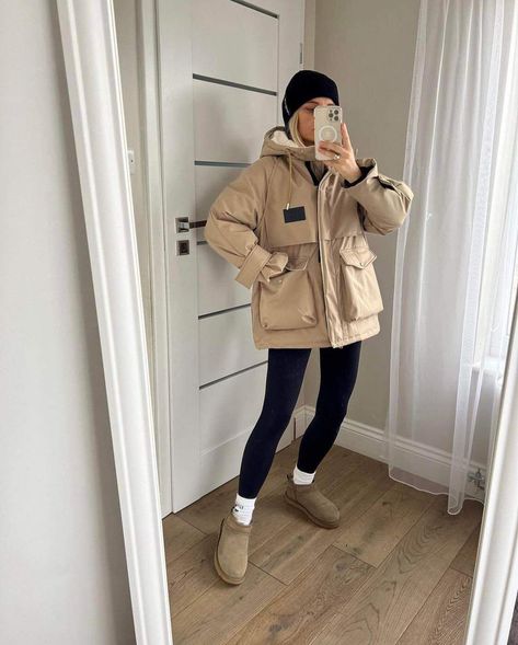 Parker Jacket Outfit Winter, Parka Outfit 2022, Cute Parka Outfits Winter, Trendy Jackets For Winter, Parka Women Outfit, Rain Parka Outfit, Beige Parka Outfit Winter, Parka Outfit Aesthetic, Beige Down Jacket Outfit