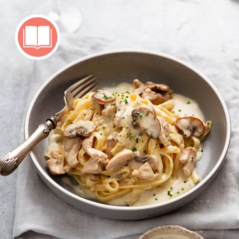 Creamy Chicken & Mushroom Fettucine Mushroom Fettuccine, Creamy Chicken Mushroom, Fettuccine Recipe, Best Chicken Dishes, 21 Day Meal Plan, Favorite Pasta Recipes, Chicken And Mushroom, Chicken Mushroom, Recipetin Eats