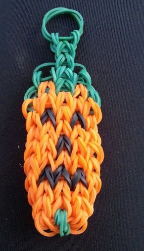 Rainbow Loom pumpkin keychain Rainbow Loom Ideas, Crazy Loom, Loom Bands Tutorial, Fun Loom, Loom Necklace, Loom Band Bracelets, Rubber Band Crafts, Rainbow Loom Rubber Bands, Rainbow Loom Creations