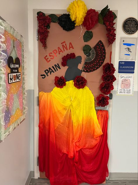 Spain Decorations, Teaching Third Grade, World Of Tomorrow, Door Decorations Classroom, Classroom Door, Hispanic Heritage, Door Decoration, Third Grade, Door Decorations