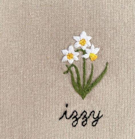 here Daffodil Embroidery Simple, Embroidered Daffodils, Pencil Pouch Diy, Embroidery Sneakers, Bordados Tambour, Embroidery Napkins, Cute Critters, Denim Bag Patterns, Hand Stitches