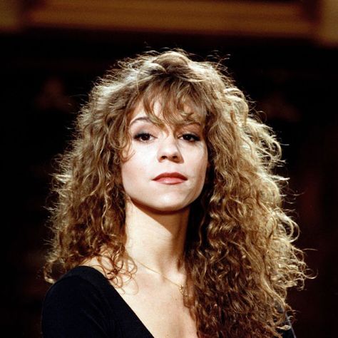 35 Beautiful Pics of Young Mariah Carey That Defined Her Fashion Style in the Early '90s ~ Vintage Everyday Young Mariah Carey, Mariah Carey Hair, Romantic Gamine, 90s Haircuts, Natural Curly Hair Cuts, Colored Curly Hair, Curly Hair Inspiration, Curly Hair Tips, Hairstyles For Round Faces