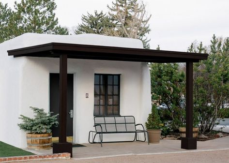 El Rey Court motel in Santa Fe is redesigned to “showcase its bones” Rumah Moden, Case In Pietra, Adobe Home, New Orleans Hotels, Mexico House, Adobe House, Santa Fe Style, Minimal House Design, American Southwest