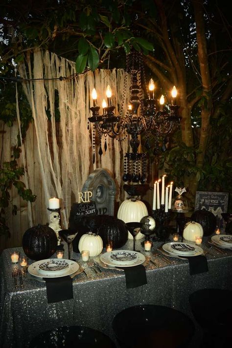 Glam Halloween Party, Halloween House Party Decorations, Adult Halloween Party Decorations, Glam Halloween, Halloween Decor Diy, Halloween Tablescape, Adult Party Themes, Witch Party, Halloween Party Dinner