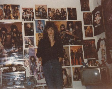 Rockstar Gf Bedroom Ideas, Metal Head Bedroom Aesthetic, 80s Metal Bedroom, Metalhead Room Aesthetic, 80s Metal Room, Metal Boyfriend Aesthetic, 80s Hair Metal Aesthetic, Eddie Munson Bedroom, Metal Room Aesthetic