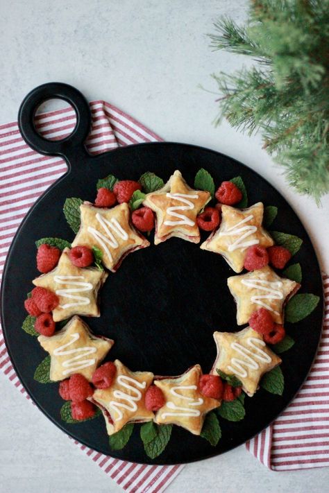 Raspberry Puff Pastry Star Wreath Raspberry Puff Pastry, Brie Puff Pastry, Crostini Appetizers, Star Shaped Cookies, Star Wreath, Brie Bites, Hashbrown Breakfast Casserole, Tomato Tart, Holiday Brunch