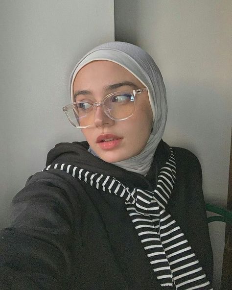 Glasses For Oval Faces, Glasses Inspiration, Simple Hijab Tutorial, Nice Glasses, Hijab Style Tutorial, Modern Hijab Fashion, Hijab Style Casual, Hijabi Aesthetic, Modesty Fashion