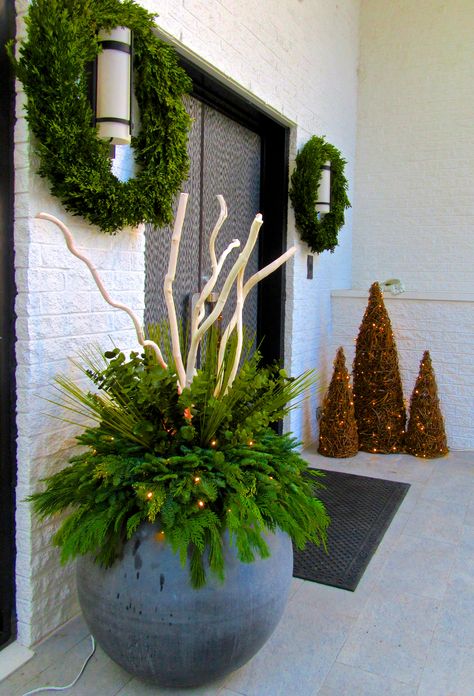 Interior Design Christmas, Winter Decor Ideas, Winter Planters, Christmas Home Decorations, Outdoor Christmas Planters, Holiday Planter, Winter Arrangements, Winter Planter, Christmas Pots