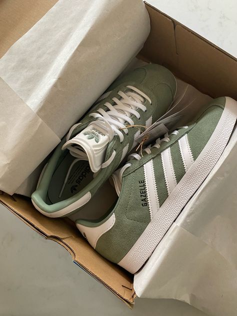 Adidas Gazelle Aesthetic, Gazelles Outfit, Clean Girl Shoes, Green Adidas Gazelle, Green Adidas Shoes, Adidas Gazelle Green, Green Gazelle, Green Shoes Outfit, Shoes Sneakers Outfits