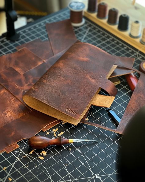 Making . Some chaos on the workbench. #handmade #nyleatherworks #bespokeleather #leathercraft #madeinusa #fineleathergoods #leather #leathergoods #leatherwork #smallluxury #ny #handcraft #california Leatherworking Aesthetic, Leather & Lark Aesthetic, Leatherwork Aesthetic, Leather Workshop, Leather Shops, Workbench, Leather Working, Leather Craft, Vision Board