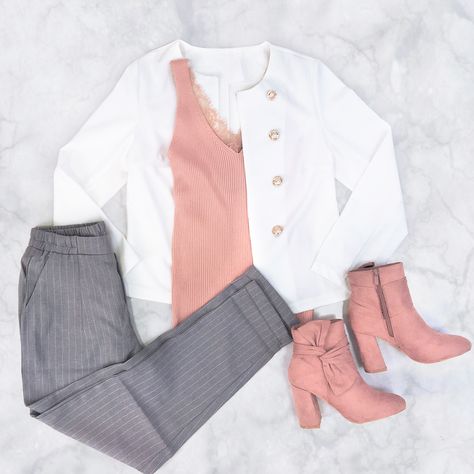 Une idée de tenue pour aller travailler avec un pantalon tailleur gris, une veste blanche, un débardeur rose avec de la dentelle et des bottines à talon rose ! #outfit#work#workinggirl#woman#chic#outfit#ootd#tendance#moderne#style#mode Rose Outfit, Outfit Work, Chic Outfit, Fashion Mode, Business Women, Ootd, Closet