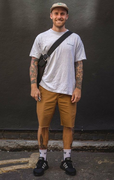 Mens Surfer Style, Men's Street Style Photography, Surf Style Men, Yellow Clothing, Chinese Fashion Street, Mens Casual Outfits Summer, Street Style Photos, Outfits Hombre, Comfortable Sweater