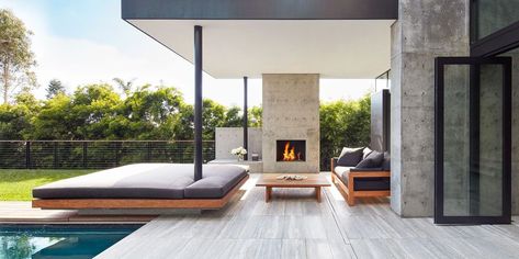 Modern Outdoor Fireplace, Covered Patio Design, Outdoor Fireplace Designs, Outdoor Fireplaces, Modern Backyard, Outdoor Bbq, Outdoor Kitchen Design, Fireplace Design, Outdoor Fireplace